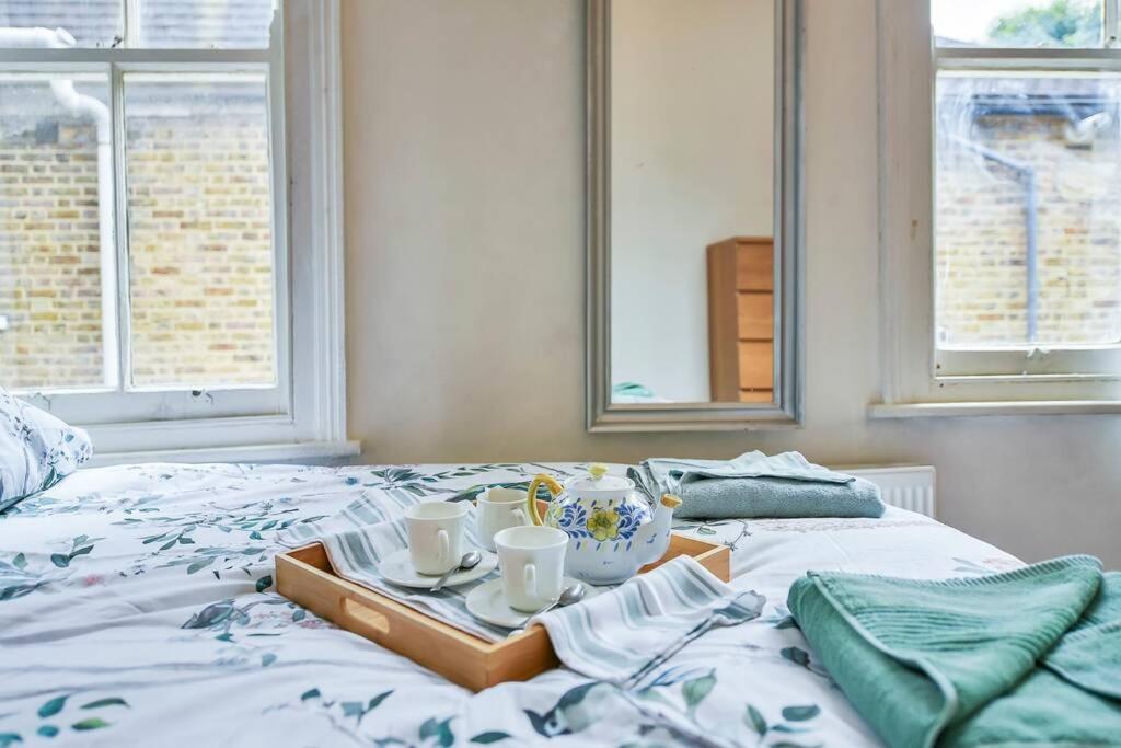 Groves 4 Bedroom, Shepherds Bush Лондон Экстерьер фото