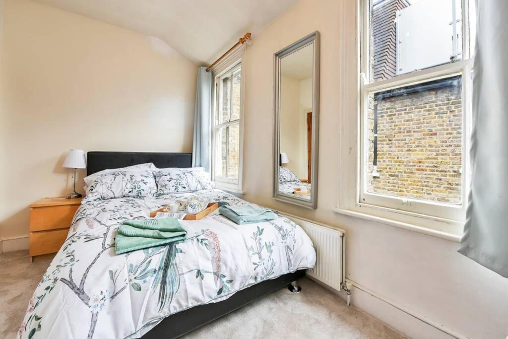 Groves 4 Bedroom, Shepherds Bush Лондон Экстерьер фото
