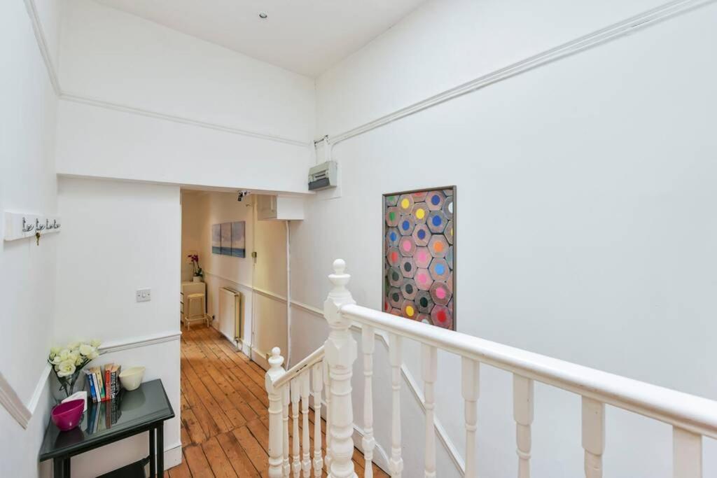 Groves 4 Bedroom, Shepherds Bush Лондон Экстерьер фото