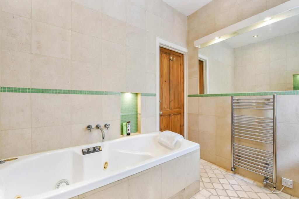 Groves 4 Bedroom, Shepherds Bush Лондон Экстерьер фото