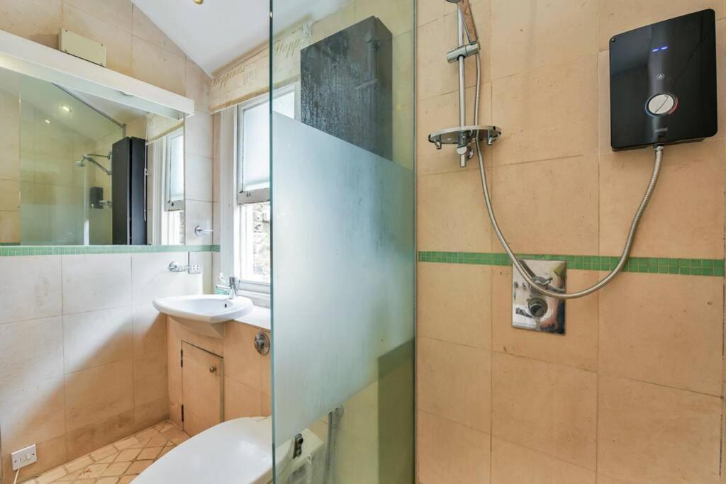 Groves 4 Bedroom, Shepherds Bush Лондон Экстерьер фото