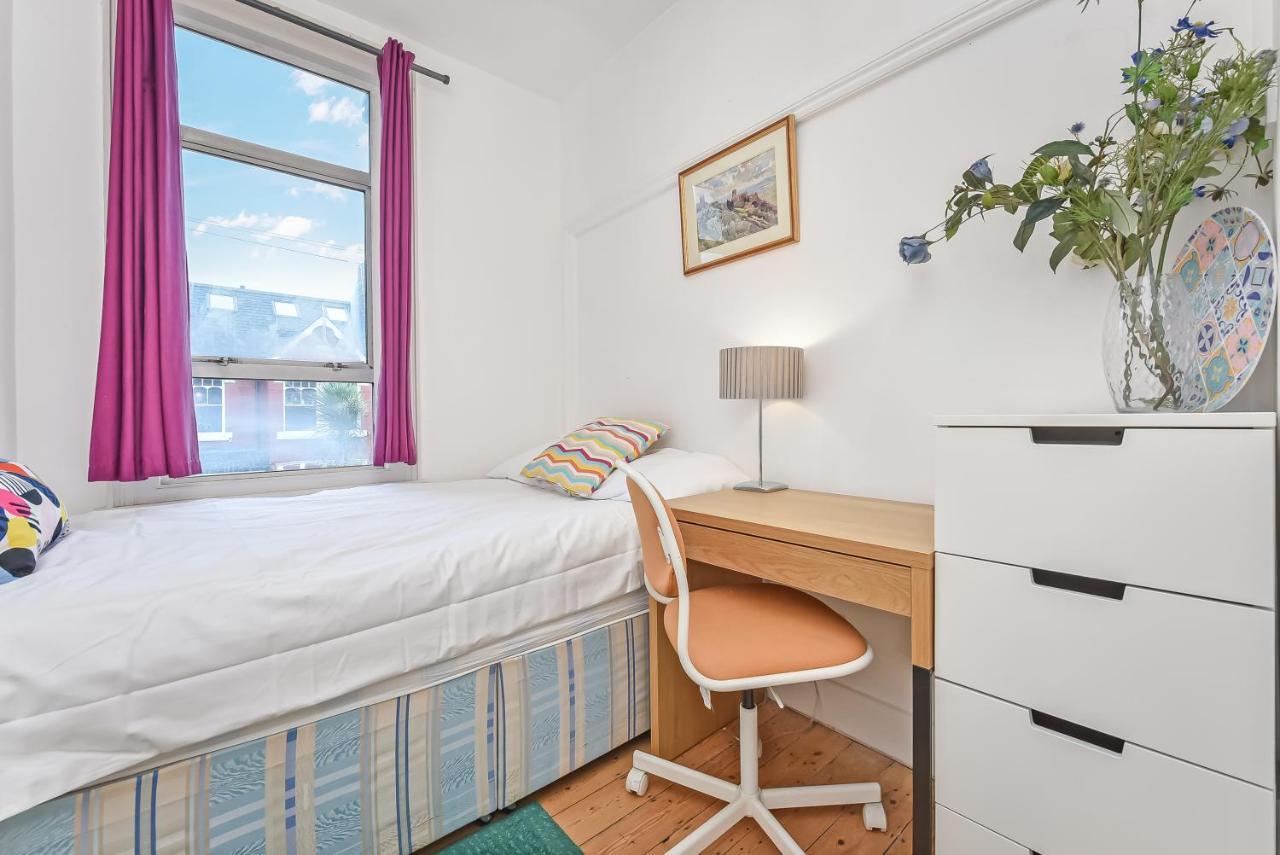 Groves 4 Bedroom, Shepherds Bush Лондон Экстерьер фото